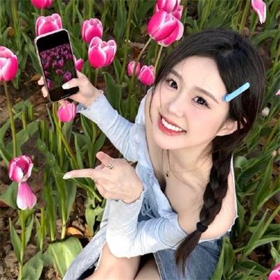 与一位女士合影
